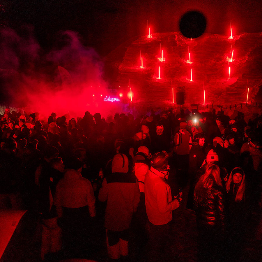 Rot beleuchtete Crowd bei einem chique. Event bei Nacht