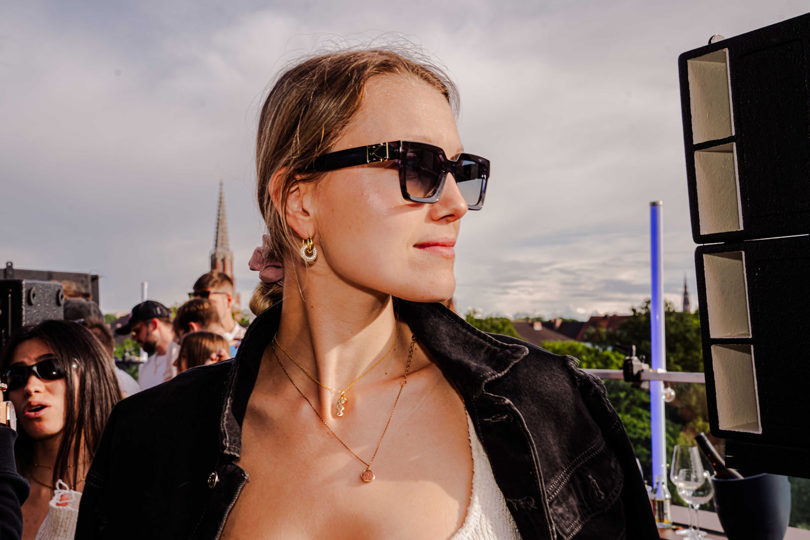 Gäste auf einem chique. Rooftop-Event über den Dächern von München