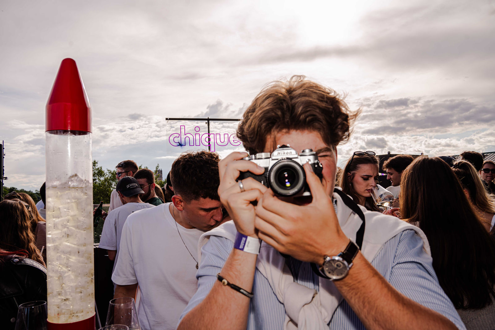 Gast fotografiert die Crowd auf einem chique. Rooftop-Event